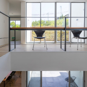 窓からの景色に溶け込む、シンプルなデザイン家具