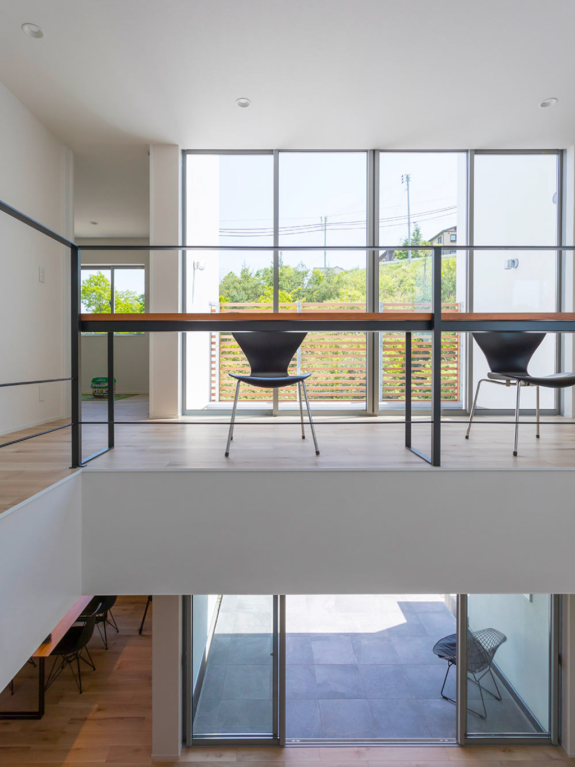 窓からの景色に溶け込むシンプルなデザイン家具