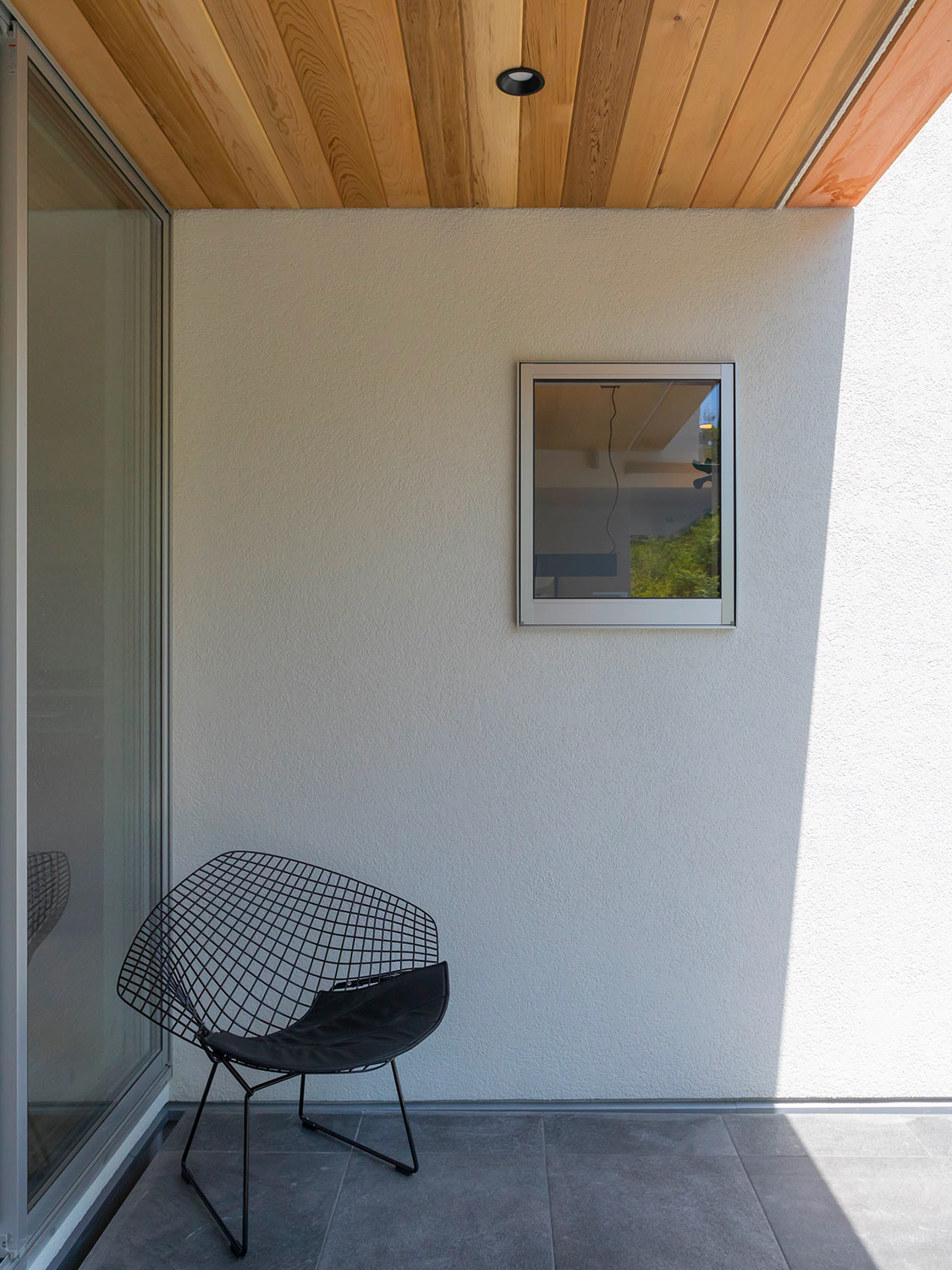 窓からの景色に溶け込むシンプルなデザイン家具