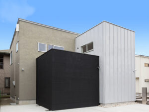 白黒グレーの異素材を組み合わせた外観の新築