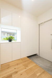 シンプルデザインの玄関と大容量のシューズクローク