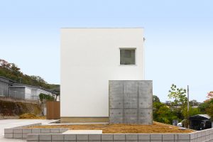 白い箱型外観の新築の家