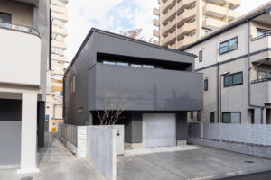 グレーの塗り壁で仕上げた新築外観